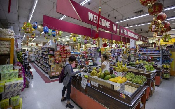 Disappearing Chinese Grocery Stores Hong Kong English Emily Doe Steps Forward Chinese